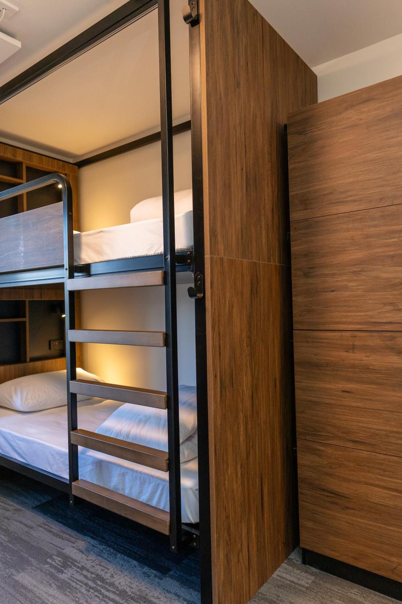 基督城国际青年旅舍旅舍 外观 照片 A bunk bed in a capsule hotel