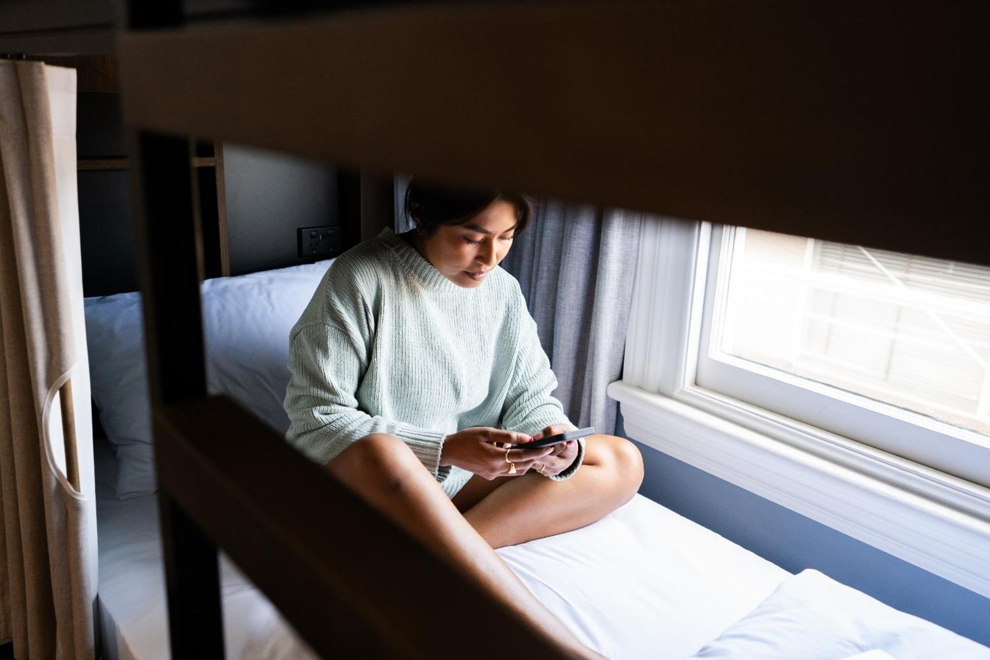 基督城国际青年旅舍旅舍 客房 照片 A woman sitting on a bunk bed