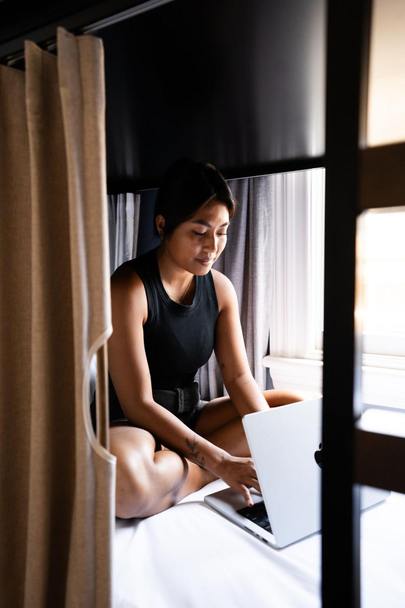 基督城国际青年旅舍旅舍 外观 照片 A woman using a laptop