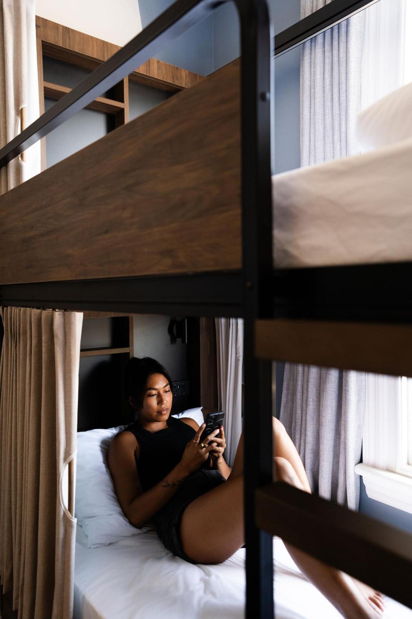 基督城国际青年旅舍旅舍 外观 照片 A woman using a mobile phone in a hostel